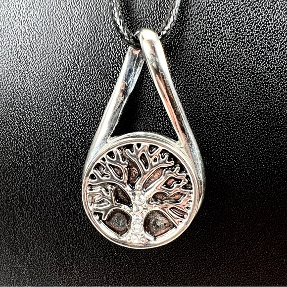 Silvertone Ginger Snap button pendant + Free 16” cord necklace - Picture 4 of 9